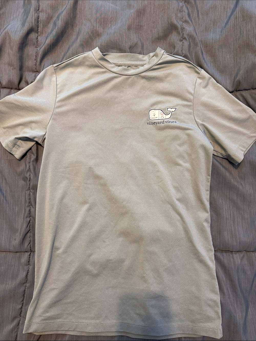 Vineyard Vines gray hockey performance Short-Sleeve Tee with ice rink Whale Logo